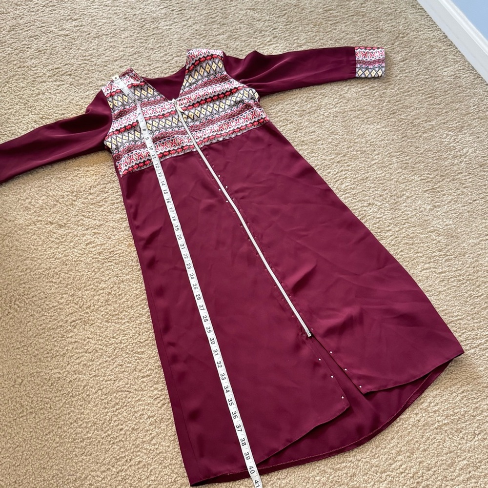 Burgundy Dress Abaya with Patterned Accents - Picture 4 of 8